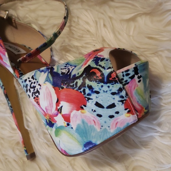 STEVE MADDEN Platform Heels - Picture 2 of 7